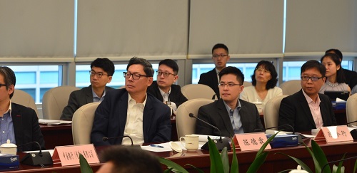 圖片說明:金管局總裁陳德霖(前左二)聚精會神聽取「深港金融科技新獎」得獎機構介紹其fintech產品