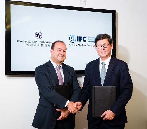 IFC新興業務副總裁迪米特里·蒂斯拉戈斯(左)歡迎金管局總裁陳德霖(右)。金管局與 IFC 建立新的夥伴合作關係,為金管局提供一個有用的平台,擴大在信貸市場的投資機會。