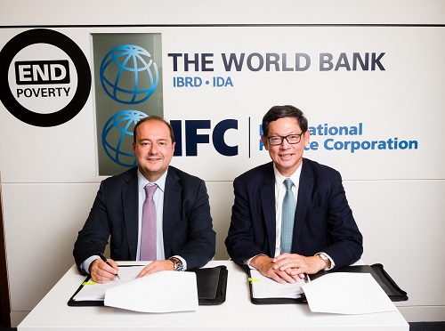 IFC新興業務副總裁迪米特里·蒂斯拉戈斯(左)與金管局總裁陳德霖(右)簽訂協議。金管局會向IFC的MCPP作出10億美元承諾,以投資於新興市場的不同領域。