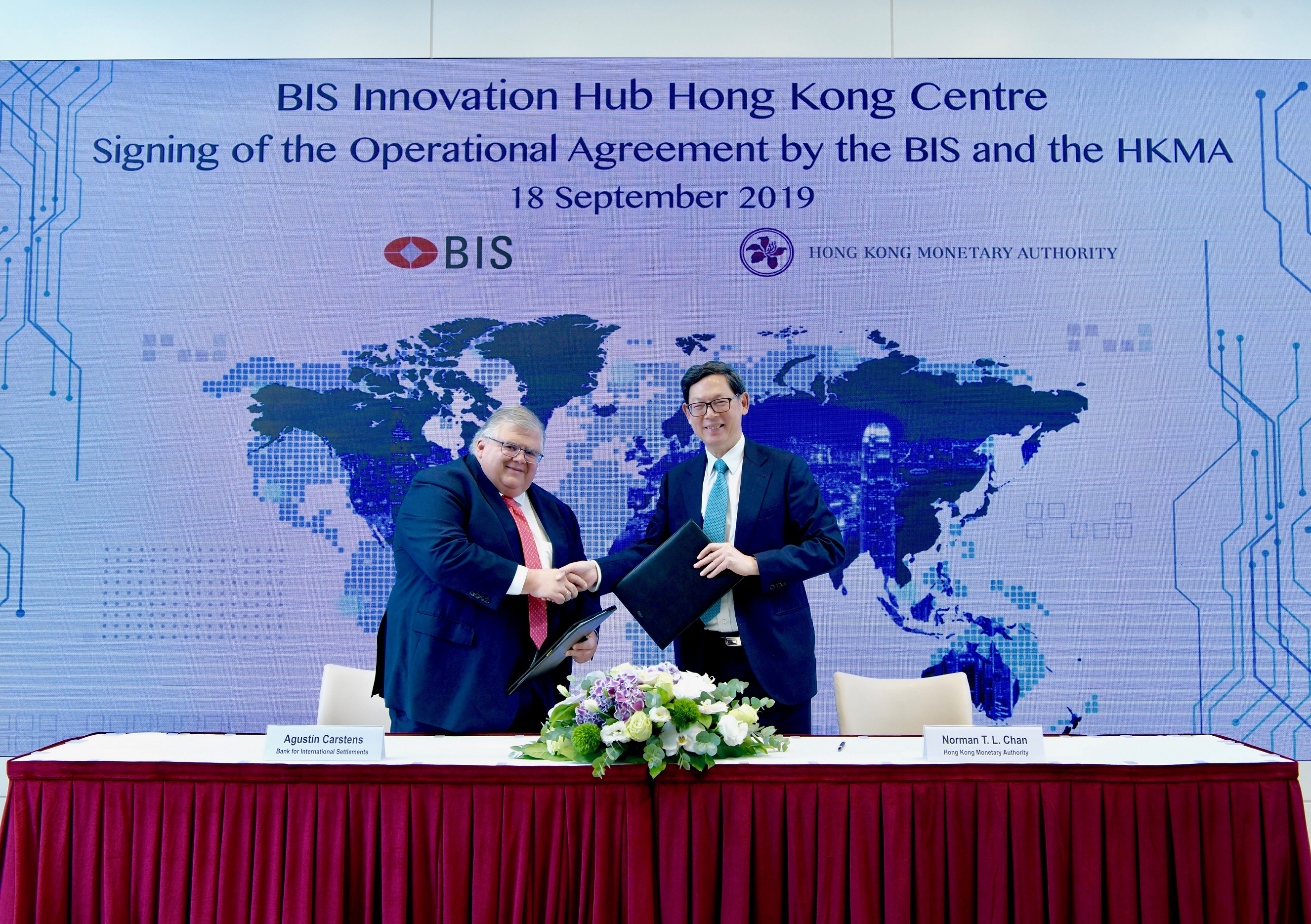 國際結算銀行總經理Agustín Carstens(左)與金管局總裁陳德霖簽署運作協議,正式標誌着雙方在香港創新樞紐中心的合作。