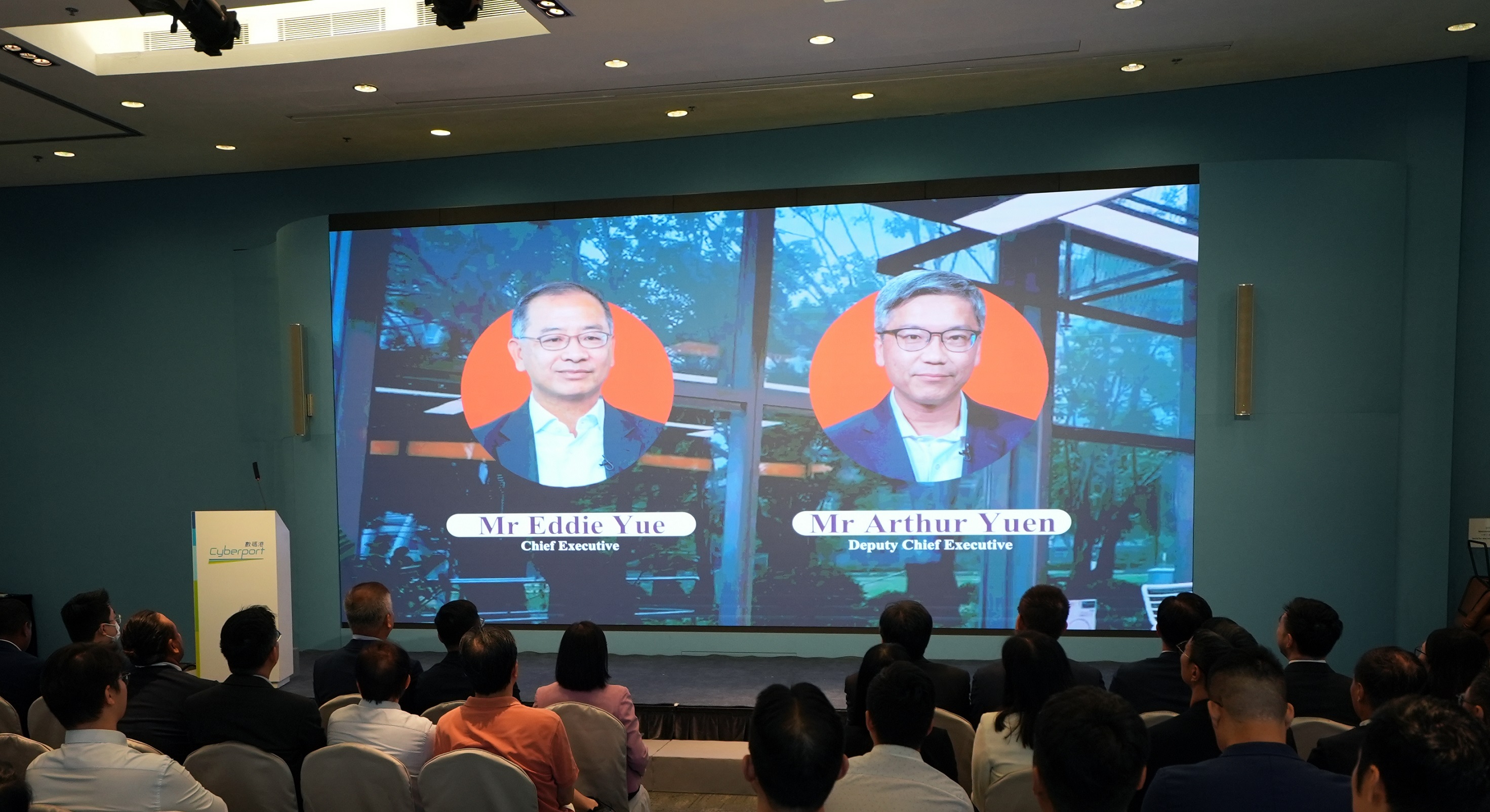 香港金融管理局總裁余偉文、副總裁阮國恒的虛擬化身在人工智能生成的影片中為活動揭開序幕。
