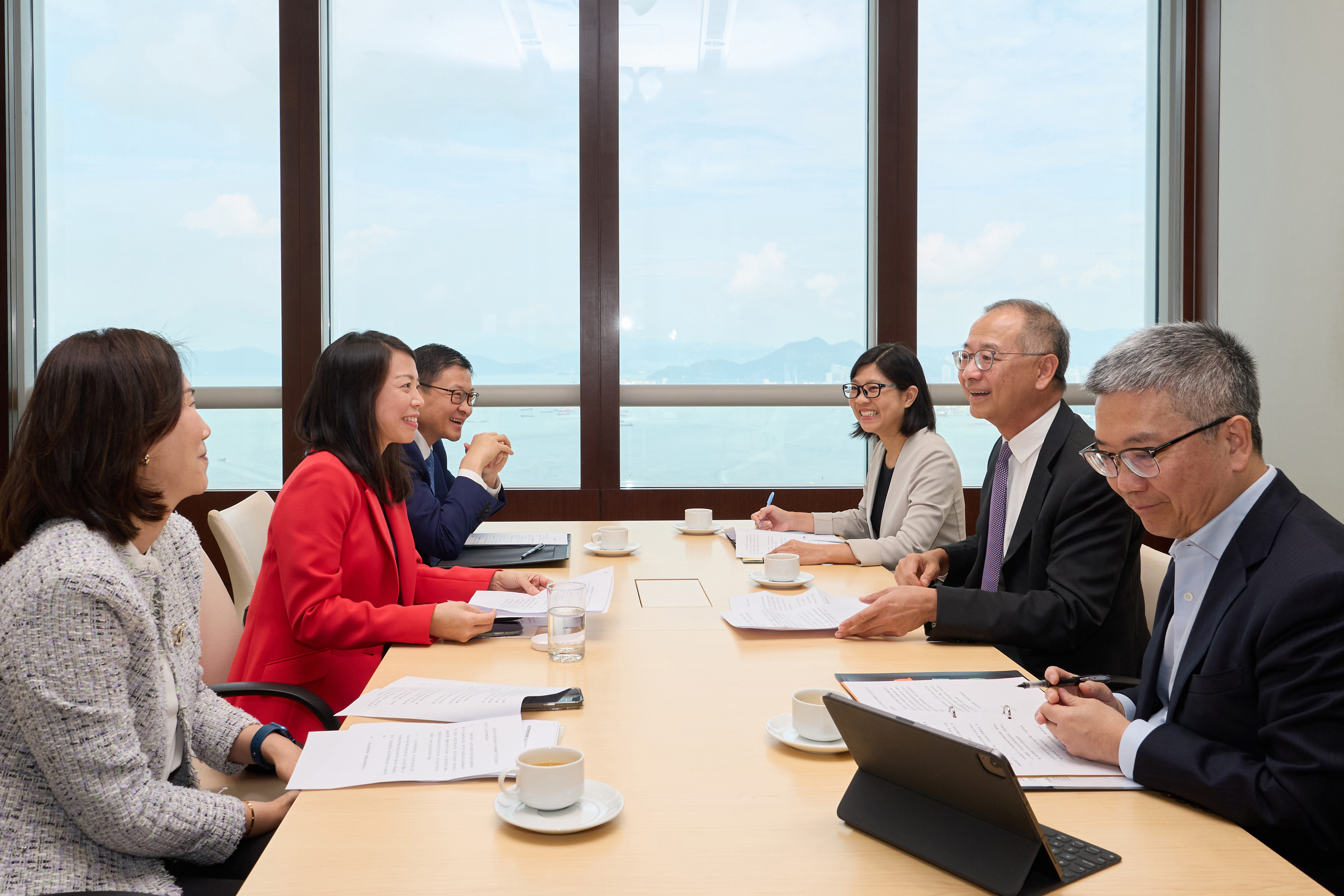 香港金融管理局（金管局）與香港銀行公會三家主席銀行的行政總裁會面。左起為渣打銀行香港兼大中華及北亞區行政總裁禤惠儀、香港銀行公會主席暨滙豐香港區行政總裁林慧虹、中國銀行（香港）副董事長兼總裁孫煜、金管局助理總裁（銀行監理）朱立翹、金管局總裁余偉文和金管局副總裁阮國恒。