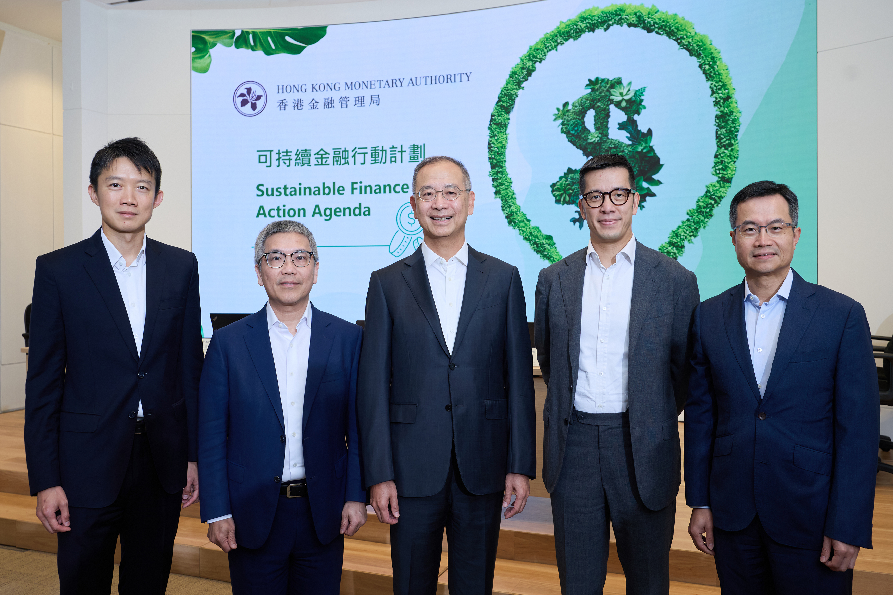 香港金融管理局（金管局）今日（10月21日）公布「可持續金融行動計劃」。圖示（左起）金管局助理總裁（外事）許懷志、副總裁阮國恒、總裁余偉文、助理總裁（銀行政策）陳羿和外匯基金投資辦公室首席策略官張亮。