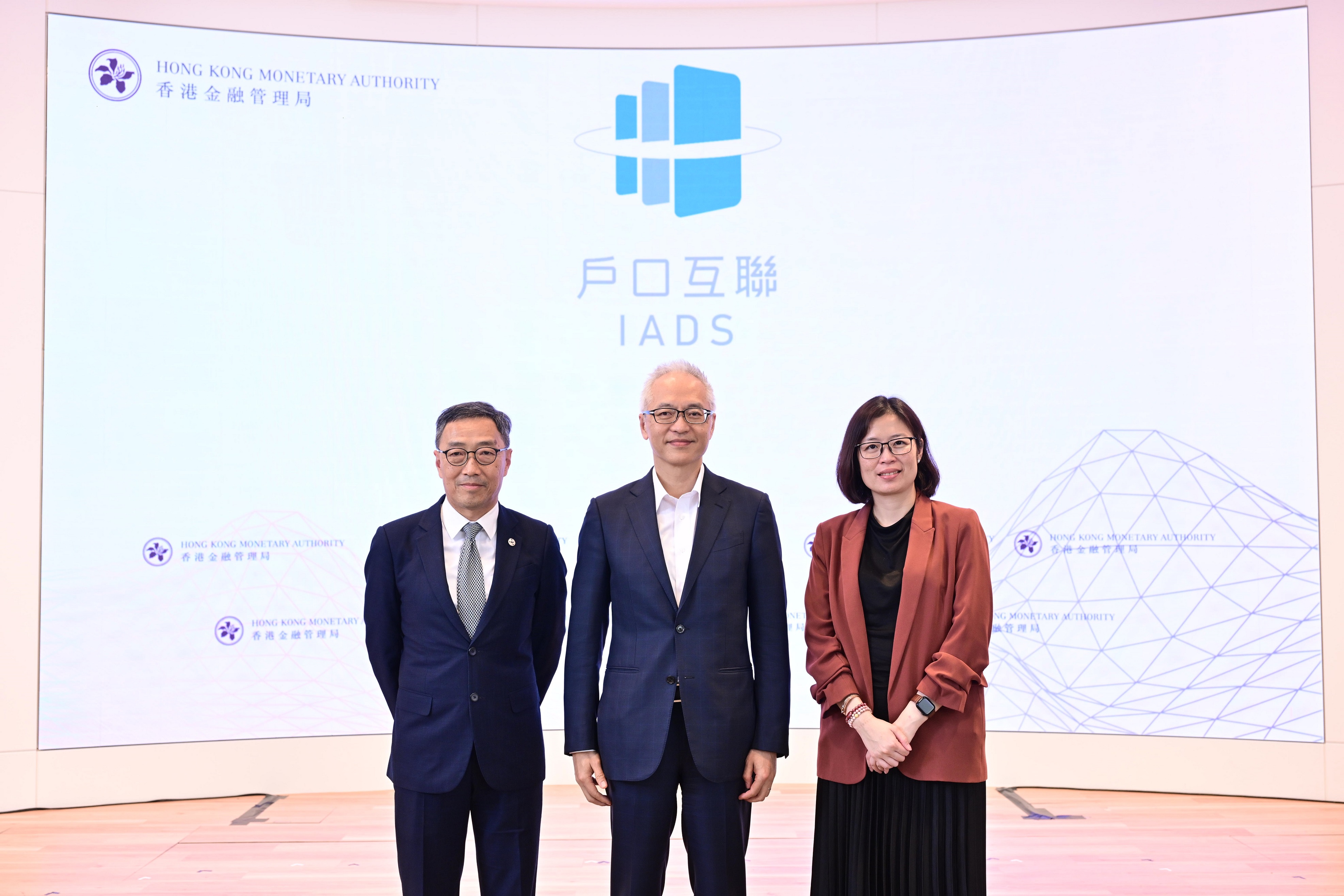香港金融管理局副總裁李達志（中）、香港銀行公會金融科技委員會主席湯穎欣（右）和香港科技園公司行政總裁黃克強（左）為「戶口互聯」和「戶口互聯開發者平台」揭幕。