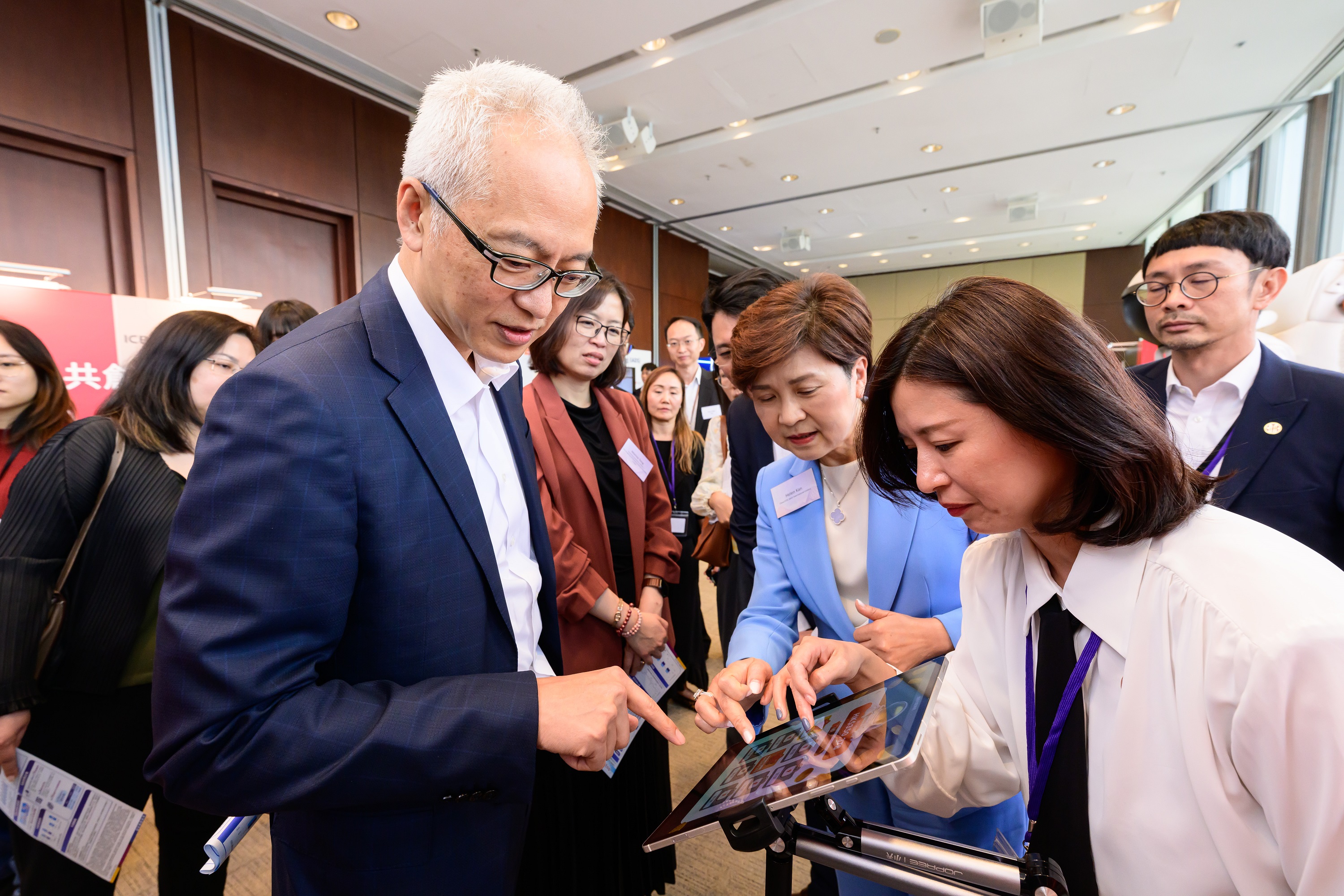香港金融管理局副總裁李達志參觀「戶口互聯」用例展示日的展覽。