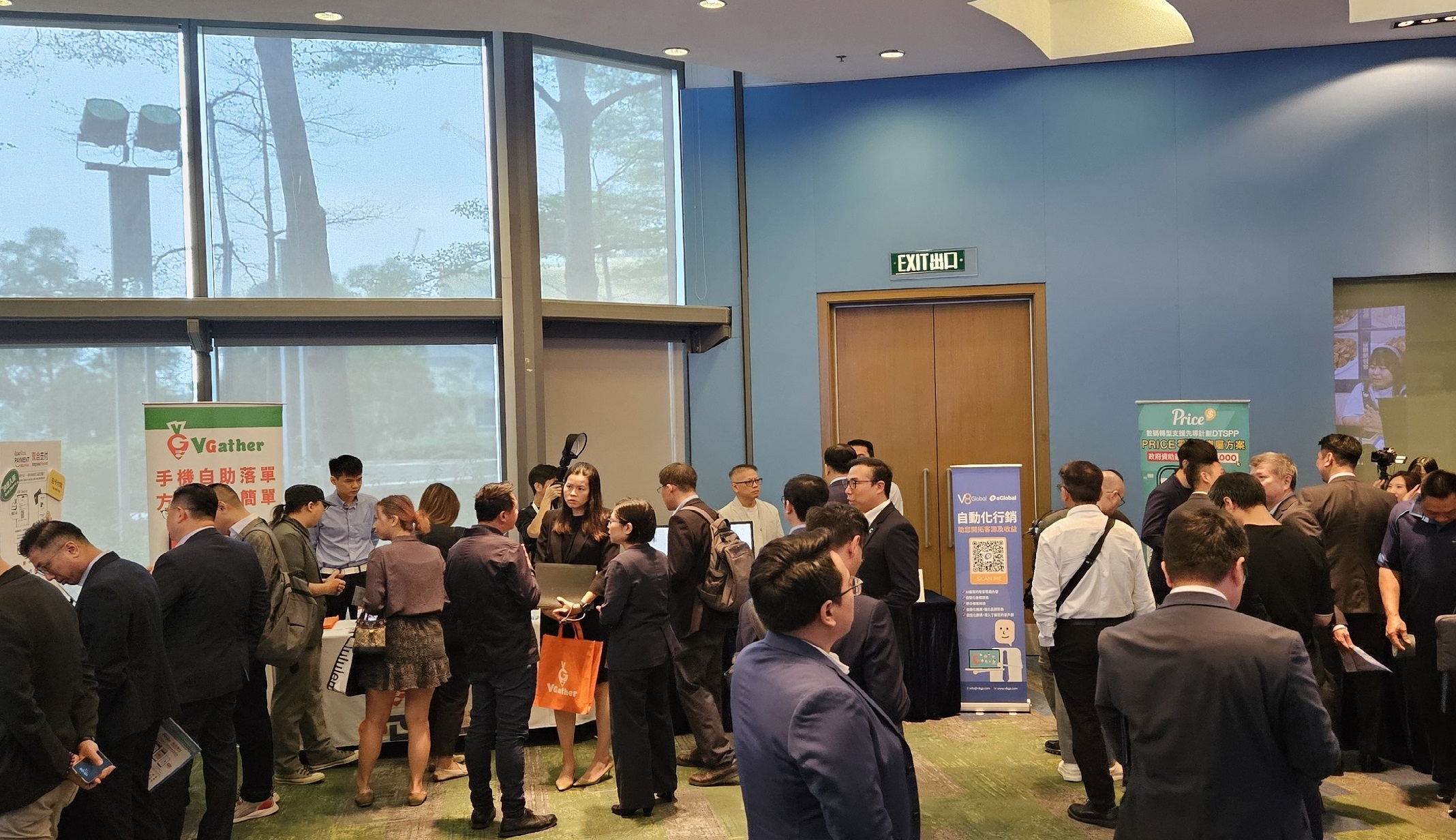 科技方案供應商向銀行及中小企展示數碼化升級轉型的各類用例。