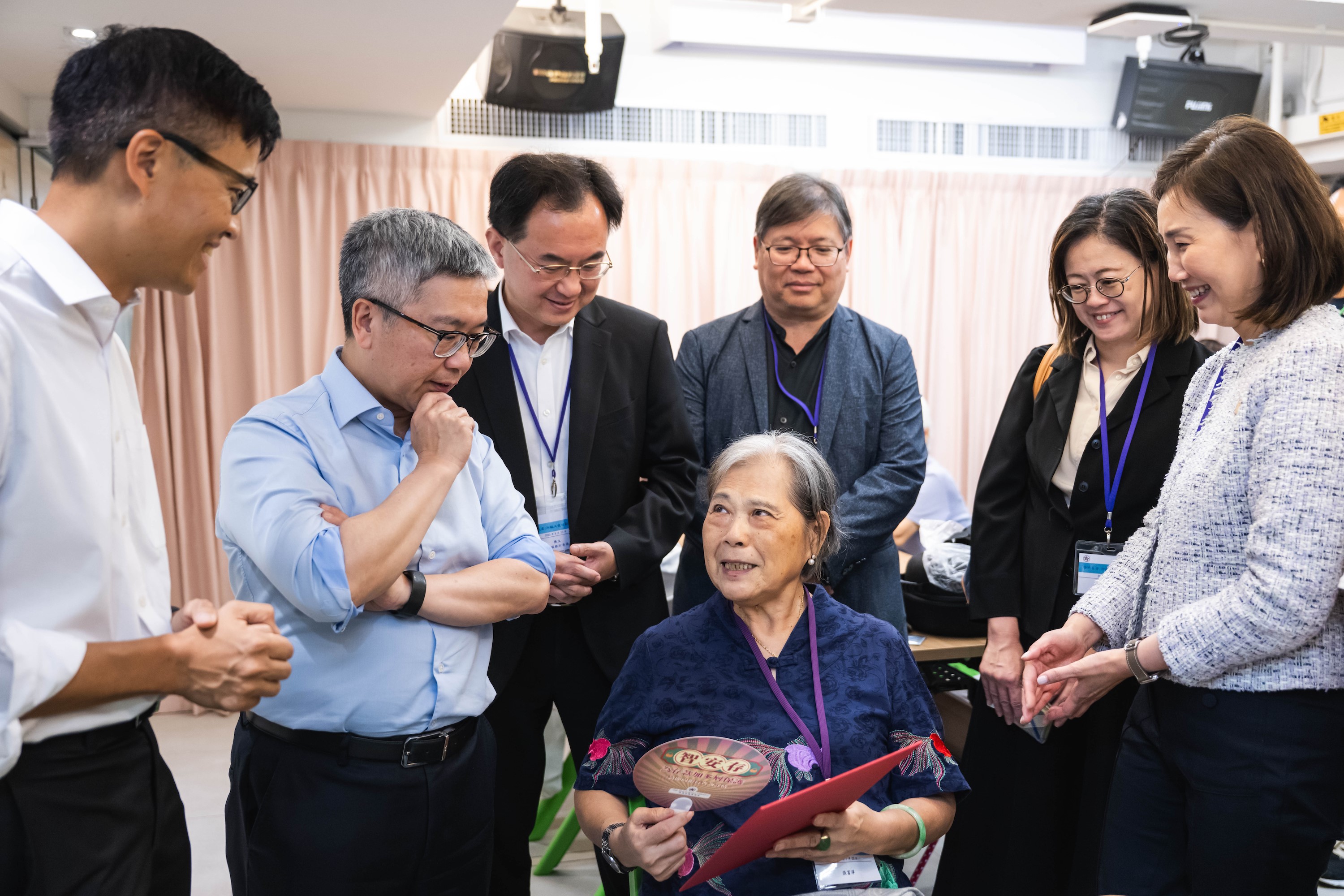 香港金融管理局及香港銀行公會代表與參加啟動禮的長者交流。