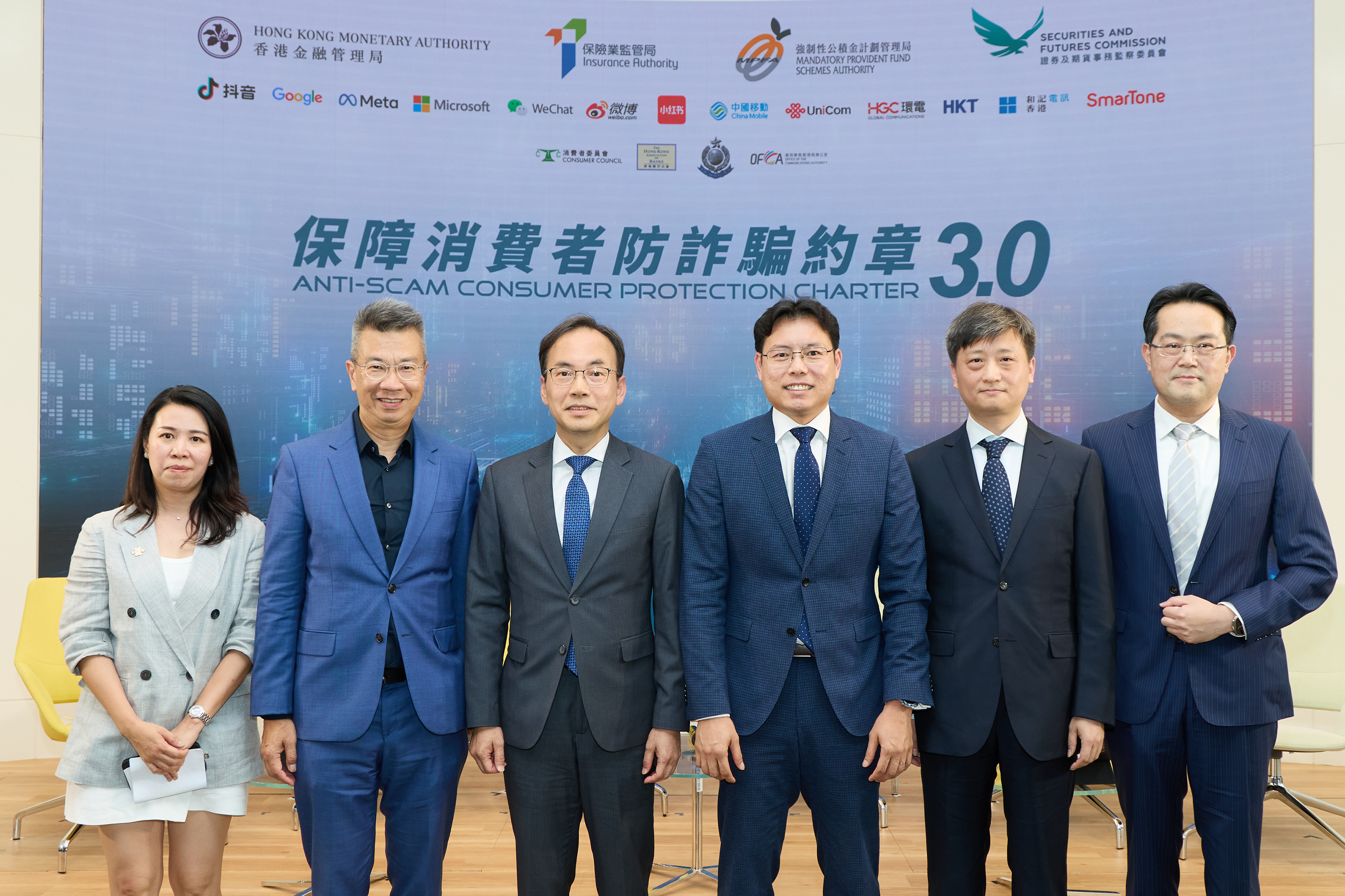 （左起）中國聯通（香港）運營有限公司移動業務部副總經理區潔詠；香港電訊個人業務行政總裁林國誠；通訊事務管理局辦公室通訊事務總監梁仲賢；和記電訊(香港)有限公司技術總裁梁丙曜；中國移動香港有限公司董事兼行政副總裁及首席合規官王大越先生；及SmarTone 數碼總裁黃志昌參與專題討論。