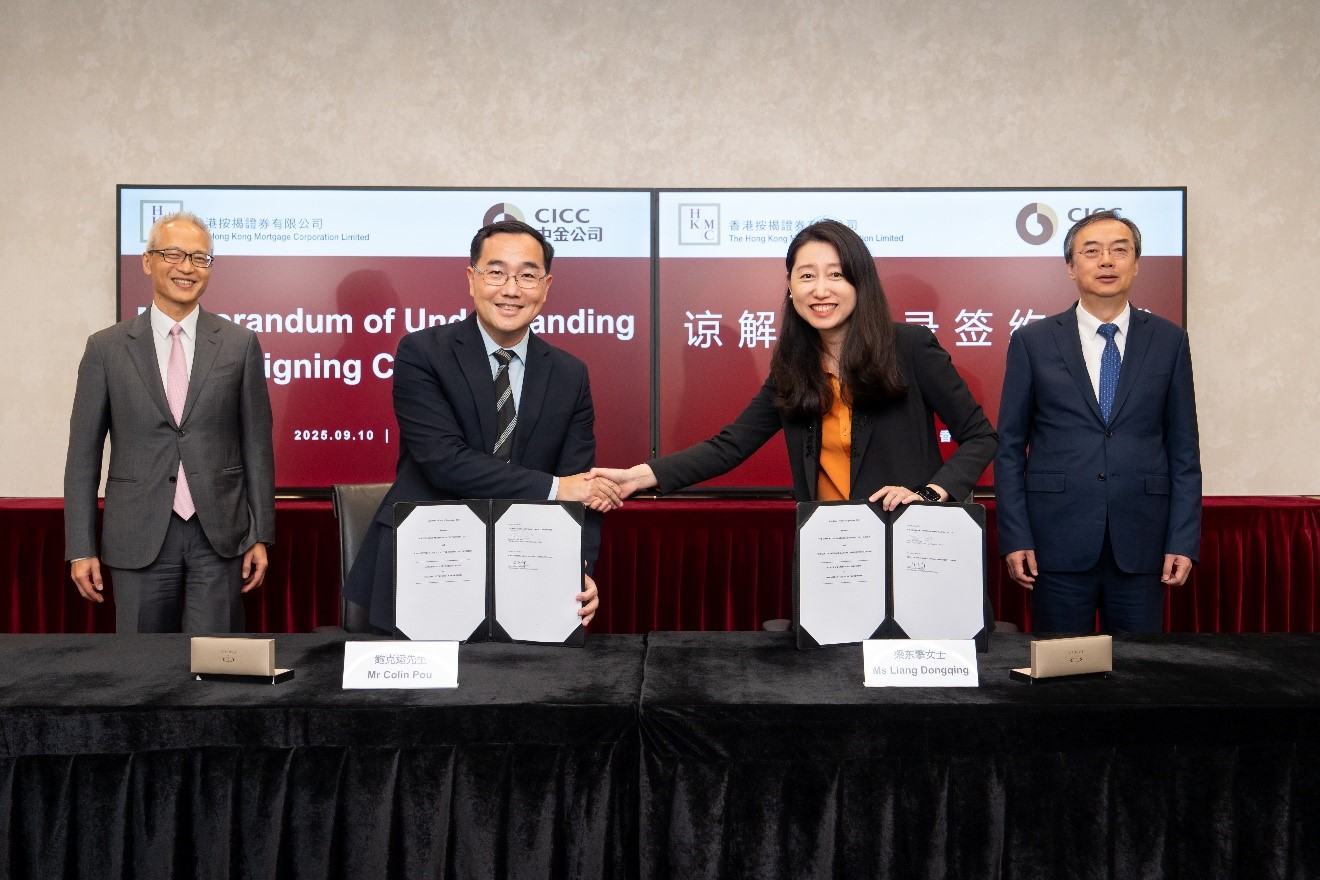 在按揭證券公司執行董事、香港金融管理局副總裁李達志（後排左）和中金公司黨委書記、董事長、管理委員會主席陳亮（後排右）的見證下，按揭證券公司執行董事兼總裁鮑克運（前排左）和中金公司黨委委員、管委會成員梁東擎（前排右）簽訂有關基建融資及證券化合作《諒解備忘錄》。