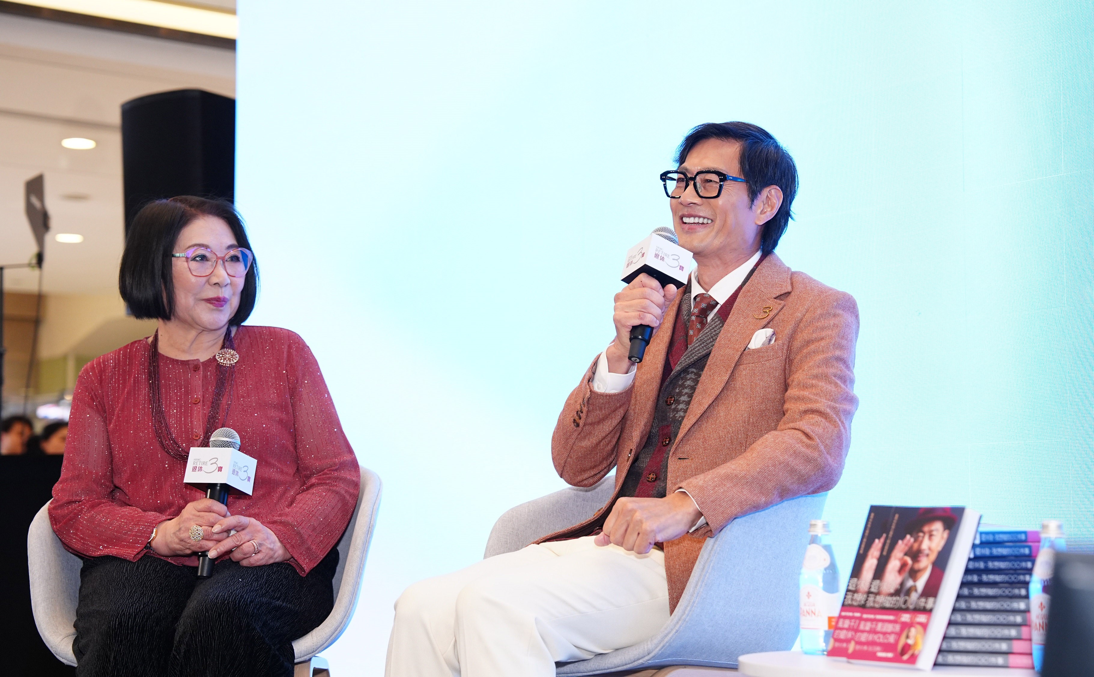 微電影兩位主角黃德斌及李司棋，向與會人士分享拍攝點滴及對退休生活的看法。