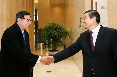國家開發銀行胡懷邦董事長(右)歡迎金管局陳德霖總裁(左)。