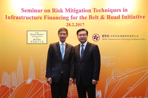 金管局助理總裁(外事)兼IFFO副主任李永誠先生(左)與香港銀行公會署理主席兼中國銀行(香港)風險總監李久仲先生(右)