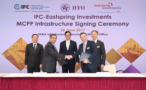 IFC東亞及太平洋局局長Vivek Pathak先生(左二)及瀚亞投資基礎設施首席投資官Tony Adams先生(右二)簽署聯合貸款組合管理計劃基礎設施項目協議。簽署儀式由IFC副總裁兼司庫華敬東先生(左一),香港金融管理局總裁陳德霖先生(中)及瀚亞投資主席Donald Kanak先生(右一)見證。