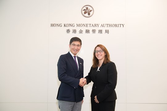 金管局歡迎倫敦金融城(City of London)加入成為基建融資促進辦公室(IFFO)的合作夥伴。金管局助理總裁(外事)兼IFFO副主任李永誠先生(左)與City of London亞洲事務大使Sherry Madera女士(右) 。