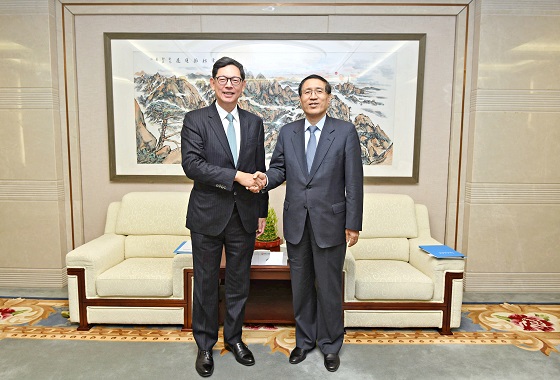 國家開發銀行行長鄭之傑先生(右) 歡迎金融管理局總裁陳德霖先生(左) 。