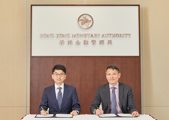 香港金管局金融科技總監周文正(左)阿布扎比國際金融中心金融服務監管局行政總裁鄧偉政(Richard Teng)於今日(2018年6月26日)簽署並交換《合作協議》。