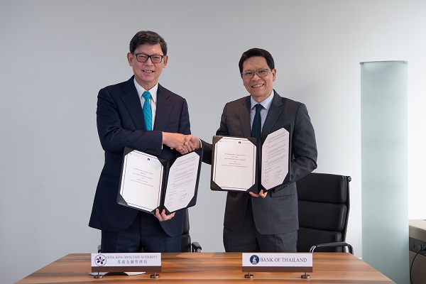 香港金管局總裁陳德霖(左)與泰國中央銀行行長Veerathai Santiprabhob簽署並交換《諒解備忘錄》。